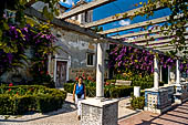 Lisbona - Mirador de Santa Luzia Il suo giardino e la sua copertura di bouganville offrono una piacevole pausa.
